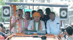   बीजेपी के उम्मीदवार नितिन गडकरी ने मध्य नागपुर में रोड शो किया