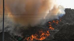  गाजीपुर ‘लैंडफिल’ में लगी आग से अब भी निकल रहा धुआं, लोगों को सांस लेने में दिक्कत