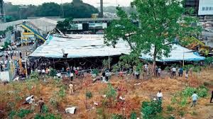 होर्डिंग हादसा: कार से दो शव निकाले गए, मृतक संख्या 16 हुई