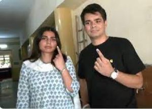  प्रियंका गांधी की बेटी ने पहली बार वोट डालने के बाद कही ये बात