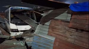    सड़क किनारे झुग्गियों से टकराई बस, चार मजदूरों की मौत