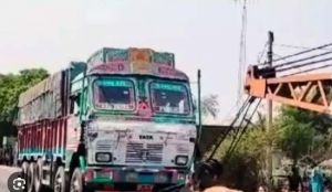  घर में घुसा ट्रक, महिला की मौत