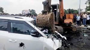 सड़क दुर्घटना में एक ही परिवार के तीन लोगों की मौत