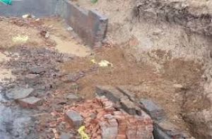 निर्माणाधीन इमारत की दीवार गिरने से तीन मजदूरों की मौत