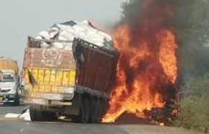 दो ट्रकों के बीच टक्कर के बाद लगी आग, चार लोगों की जलकर मौत