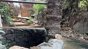 कुएं में गिरी तीन लड़कियां डूबीं