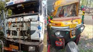 ट्रक-ऑटोरिक्शा की टक्कर में चार लोगों की मौत