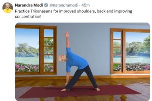  प्रधानमंत्री नरेन्&zwj;द्र मोदी ने सोशल मीडिया पर शेयर किया त्रिकोणासन का वीडियो
