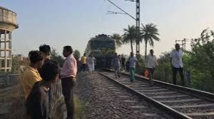  ट्रेन की चपेट में आने से तीन लोगों की मौत