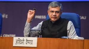  रेल मंत्री ने यात्री सुविधाओं, सुरक्षा पहलुओं की शीर्ष अधिकारियों के साथ समीक्षा की