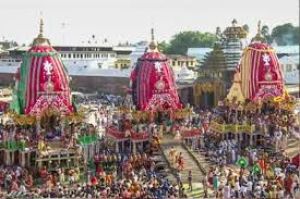 पहांडी अनुष्ठान के बाद भगवान जगन्नाथ, भगवान बलभद्र, देवी सुभद्रा रथों पर सवार