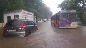 मुंबई में भारी बारिश के बाद रेल सेवाएं बाधित, कहीं मकान ढहे तो कहीं गाड़ियां बहीं 