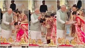  प्रधानमंत्री मोदी ने नवविवाहित जोड़े अनंत अंबानी-राधिका मर्चेंट को आशीर्वाद दिया
