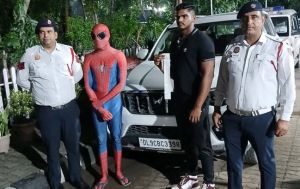  दिल्ली में 'स्पाइडरमैन' गिरफ्तार! कार की बोनट पर बैठकर खा रहा था हवा 