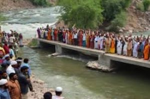 अस्थायी पुल हटाये जाने से नाराज 200 से अधिक गांवों के लोगों ने किया प्रदर्शन