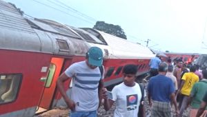 मुंबई मेल के 18 डिब्बे पटरी से उतरे, दो की मौत मुंबई मेल के 18 डिब्बे पटरी से उतरे, दो की मौत