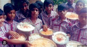स्कूल में मिड-डे मील में बच्चों को परोसा गया चावल के साथ लाल मिर्च पाउडर स्कूल में मिड-डे मील में बच्चों को परोसा गया चावल के साथ लाल मिर्च पाउडर