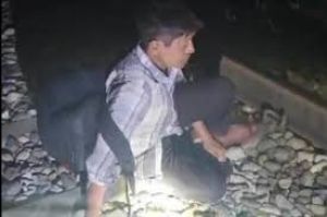  शराब के नशे में पटरियों पर सो गया शख्स, ऊपर से गुजर गई ट्रेन