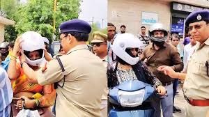  रक्षाबंधन में बहनों के लिए नोएडा पुलिस का 'नो चालान डे', लड़कियों, महिलाओं को गिफ्ट किए गए हेलमेट