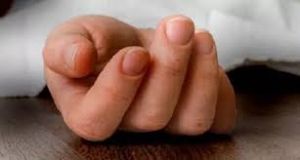 दीवार गिरने से एक बच्चे की मौत, दो घायल