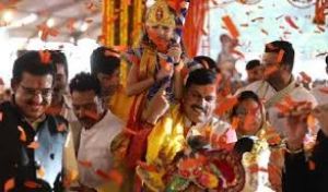 राधा-कृष्ण बने 5,000 बच्चों के साथ जन्माष्टमी के उत्साह में डूबे मुख्यमंत्री