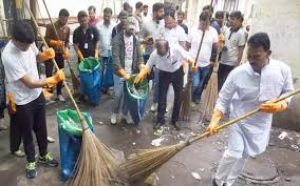 इंदौर में सफाई कर्मियों की छुट्टी के दौरान नेताओं और अफसरों ने उठाई झाड़ू