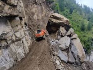  उत्तराखंड में भारी बारिश के बाद भूस्खलन से राष्ट्रीय राजमार्ग पर यातायात ठप