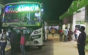 चलती बस में महिला ने शिशु को दिया जन्म