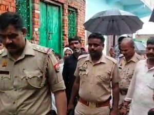 नोएडा में तेज बारिश से मकान की छत गिरी, सात लोगों के मलबे में दबे होने की आशंका