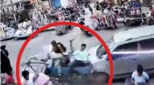 दिल्ली के मयूर विहार में दर्दनाक हादसा, तेज रफ्तार कार ने खोया नियंत्रण, कई घायल दिल्ली के मयूर विहार में दर्दनाक हादसा, तेज रफ्तार कार ने खोया नियंत्रण, कई घायल