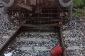 कानपुर में रेल की पटरी पर सिलेंडर मिला, चालक ने मालगाड़ी रोककर हादसा टाला