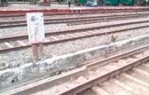 रेल की पटरियों पर लोहे का फ्रेम पड़ा मिला, मामला दर्ज