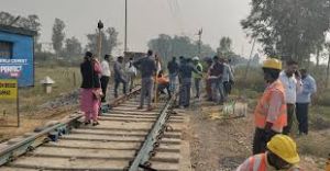 अब पटरी पर मिला सीमेंट से निर्मित स्लीपर, मालगाड़ी का इंजन टकराया