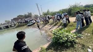 कार के नहर में गिर जाने से एक ही परिवार के सात लोगों की मौत