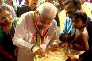  विद्यारंभम: विजया दशमी पर केरल में छोटे बच्चों का अक्षरों की दुनिया में पदार्पण