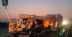 एक्सप्रेस वे पर ट्रक और कैंटर की टक्कर में तीन लोगों की मौत