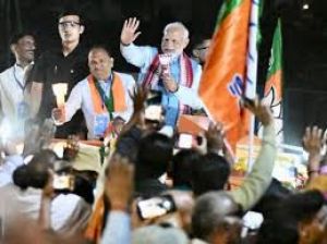 प्रधानमंत्री मोदी ने रांची में तीन किलोमीटर का रोड शो शुरू किया प्रधानमंत्री मोदी ने रांची में तीन किलोमीटर का रोड शो शुरू किया