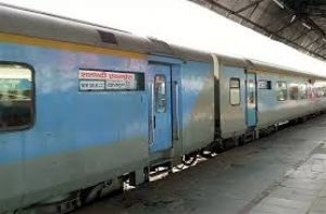  शताब्दी एक्सप्रेस पर पथराव किया गया