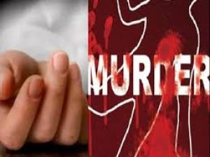पत्नी की गला रेत कर हत्या...! आरोपी पति फरार, पुलिस तलाश में जुटी