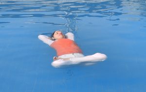  लखनऊ की महिला ने एक घंटे से अधिक समय तक जलीय ध्यान मुद्रा का प्रदर्शन किया