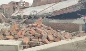 अयोध्या में सप्तसागर तालाब पर हुए अतिक्रमण पर चला बुलडोजर