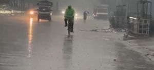 राष्ट्रीय राजधानी और उसके आस-पास रात भर बारिश के चलते तापमान में गिरावट से बढ़ी ठंड