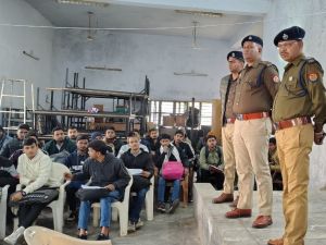 फर्जी प्रवेश पत्र इस्तेमाल कर परीक्षा देने की कोशिश करने वाली महिला अभ्यर्थी गिरफ्तार फर्जी प्रवेश पत्र इस्तेमाल कर परीक्षा देने की कोशिश करने वाली महिला अभ्यर्थी गिरफ्तार