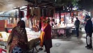 महाकुम्भ के पहले संगम क्षेत्र में सज रही हैं पूजन सामग्री की दुकानें