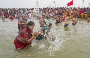 महाकुम्भ : कड़ाके की ठंड के बीच श्रद्धालुओं ने लगाई संगम में डुबकी