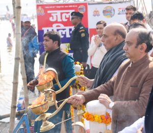 प्रयागराज महाकुंभ पहुंचे राजनाथ सिंह ने संगम में लगाई डुबकी प्रयागराज महाकुंभ पहुंचे राजनाथ सिंह ने संगम में लगाई डुबकी