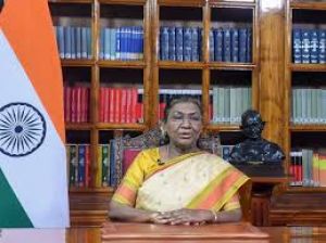 संविधान हमारी सामूहिक अस्मिता का मूल आधार, परिवार की तरह एक सूत्र में पिरोता है: मुर्मू संविधान हमारी सामूहिक अस्मिता का मूल आधार, परिवार की तरह एक सूत्र में पिरोता है: मुर्मू