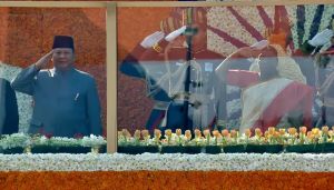 कर्तव्य पथ पर राष्ट्रपति मुर्मु ने फहराया तिरंगा, 21 तोपों ने दी सलामी कर्तव्य पथ पर राष्ट्रपति मुर्मु ने फहराया तिरंगा, 21 तोपों ने दी सलामी