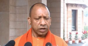 किसी भी अफवाह पर ध्यान न दें और प्रशासन के निर्देशों का पालन करें-मुख्यमंत्री योगी