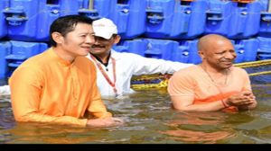  भूटान नरेश ने संगम में लगाई आस्था की डुबकी, सीएम योगी रहे मौजूद